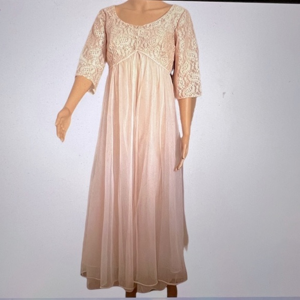 Lisette Al Sterling Vintage Blush Chantilly Lace  Peignoir Robe Short Sleeves 36